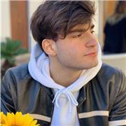 Studente con Diploma Liceo Linguistico e Laureato in Mediazione Linguistica applicata all'ambito giuridico ed economico